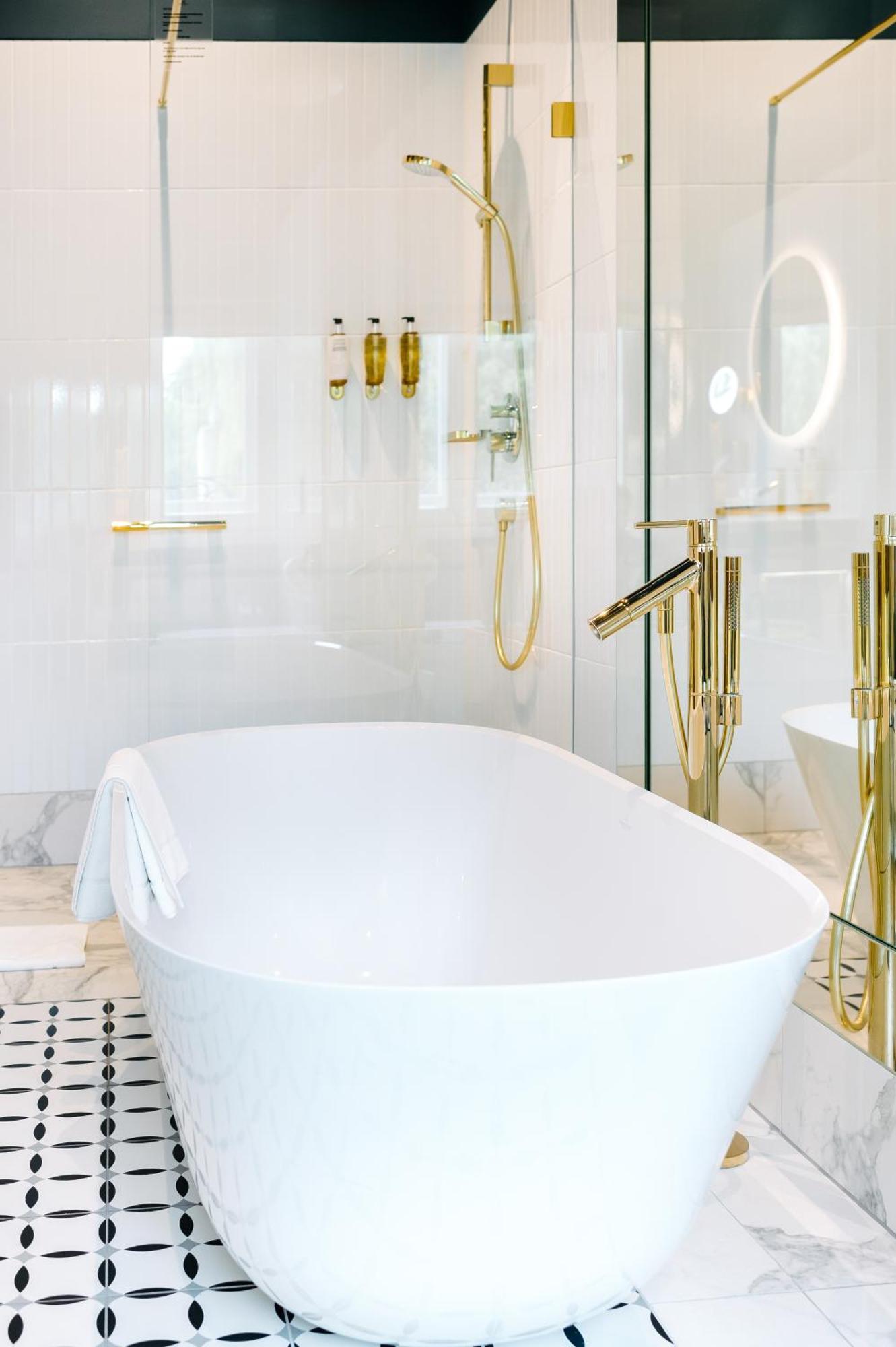 Hotel Altus Palace - Destigo Hotels Wroclaw Room photo A freestanding bathtub